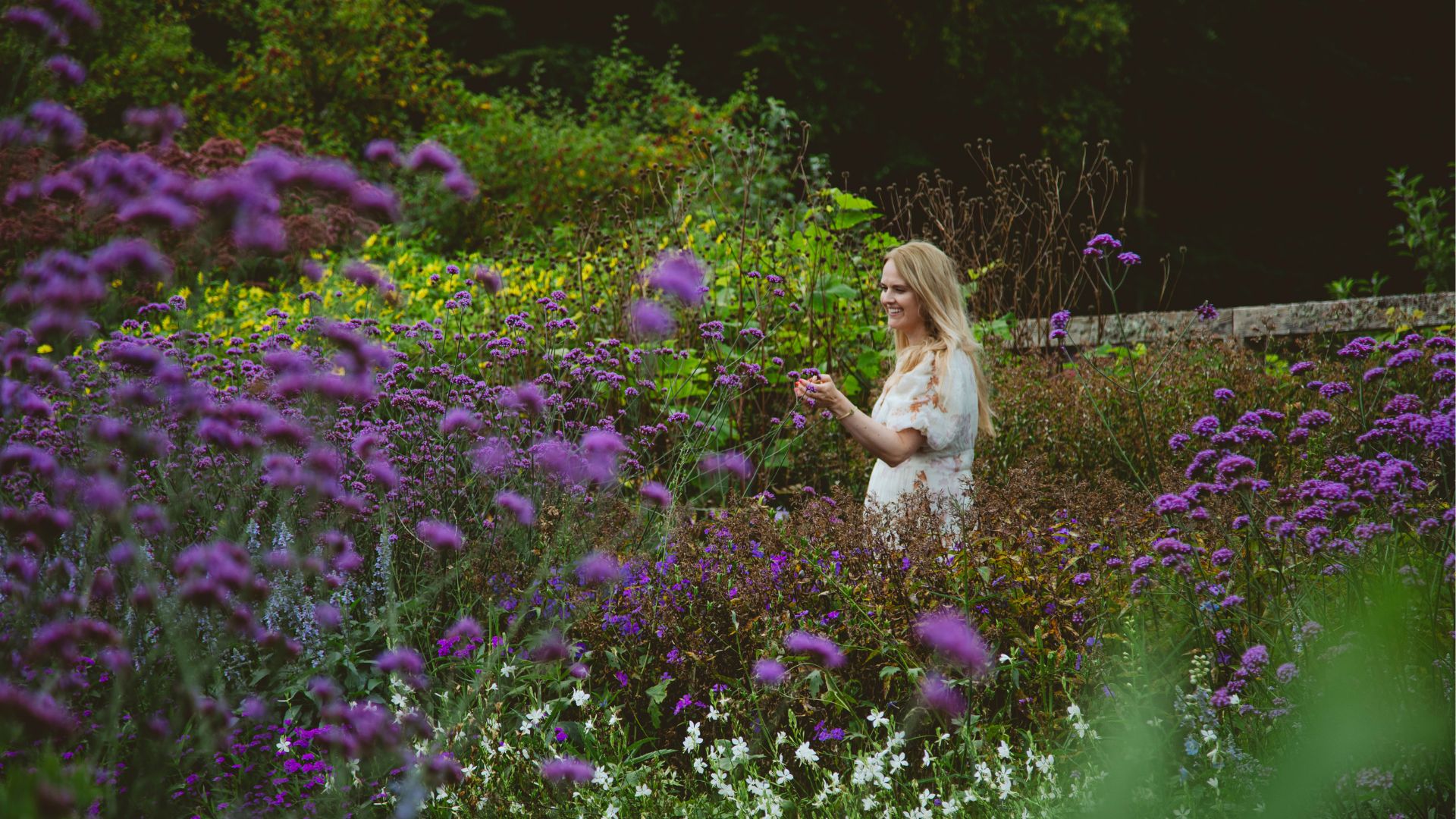 Kvinna bland blommor