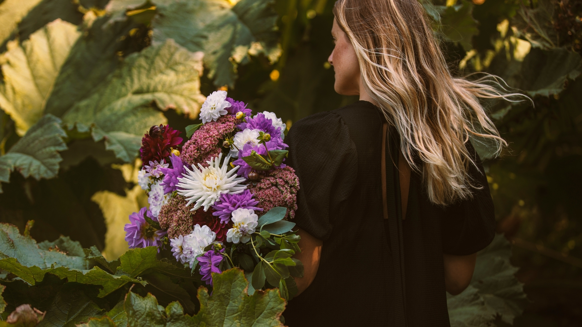 Kvinna med dahliabukett