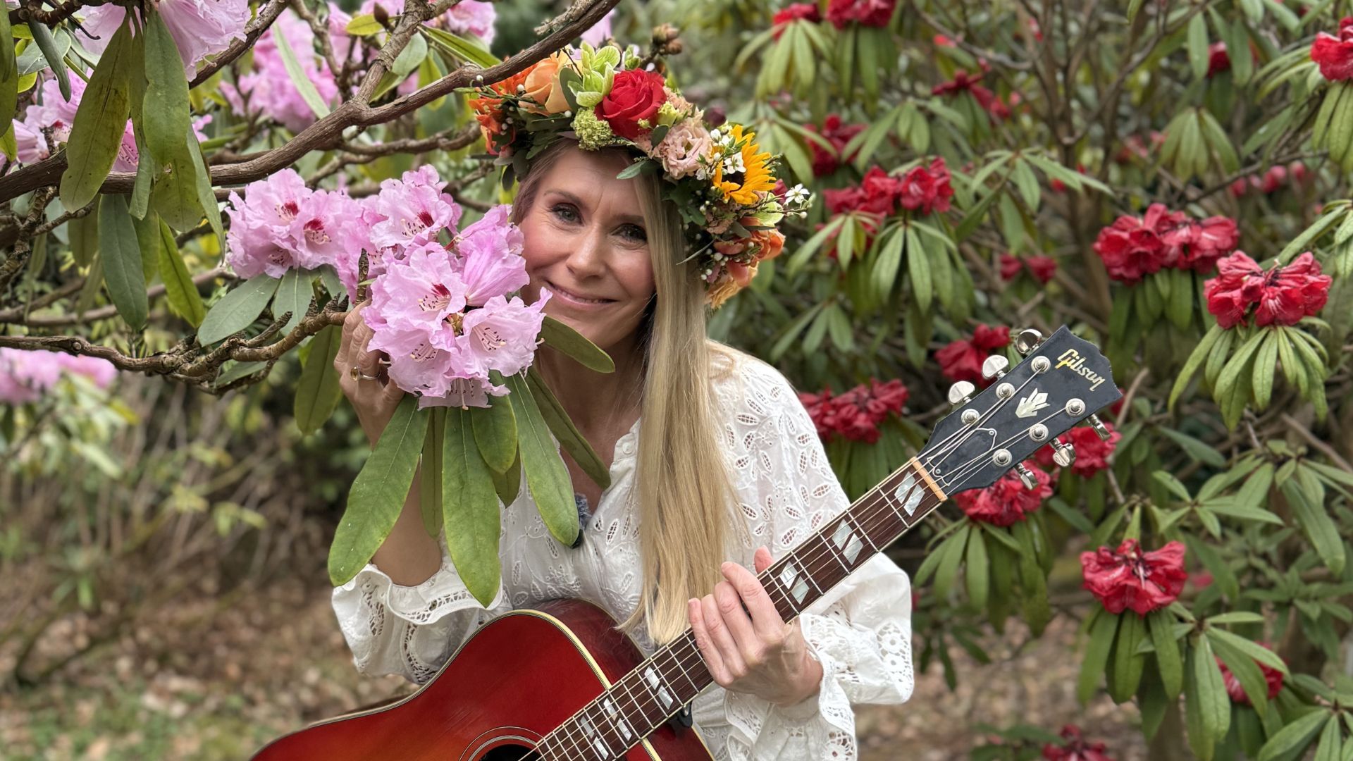 Linda vid rhododendron inför midsommar